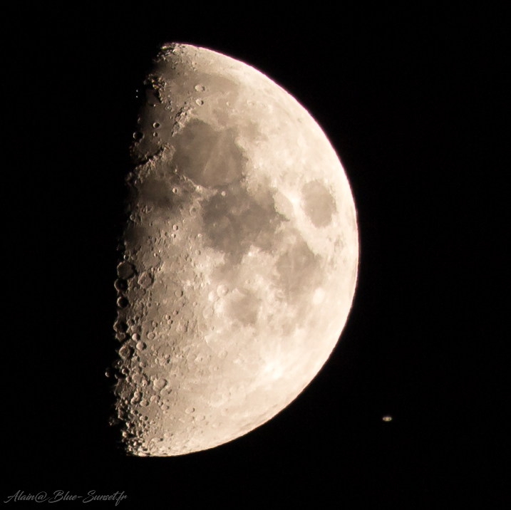 La Lune et Saturne à l’échelle depuis la Terre