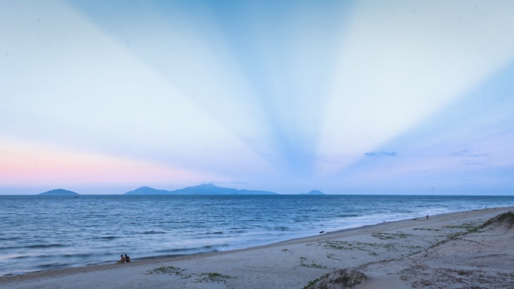 Rayons Crépusculaires sur la côte Vietnamienne